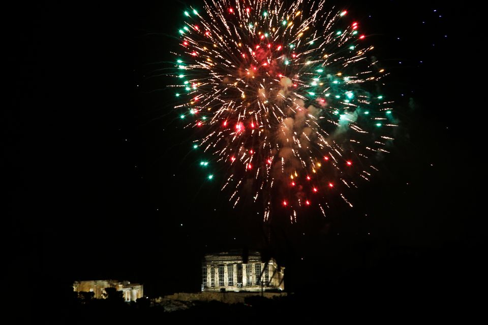 Ο πλανήτης υποδέχθηκε το 2021 και είπε 