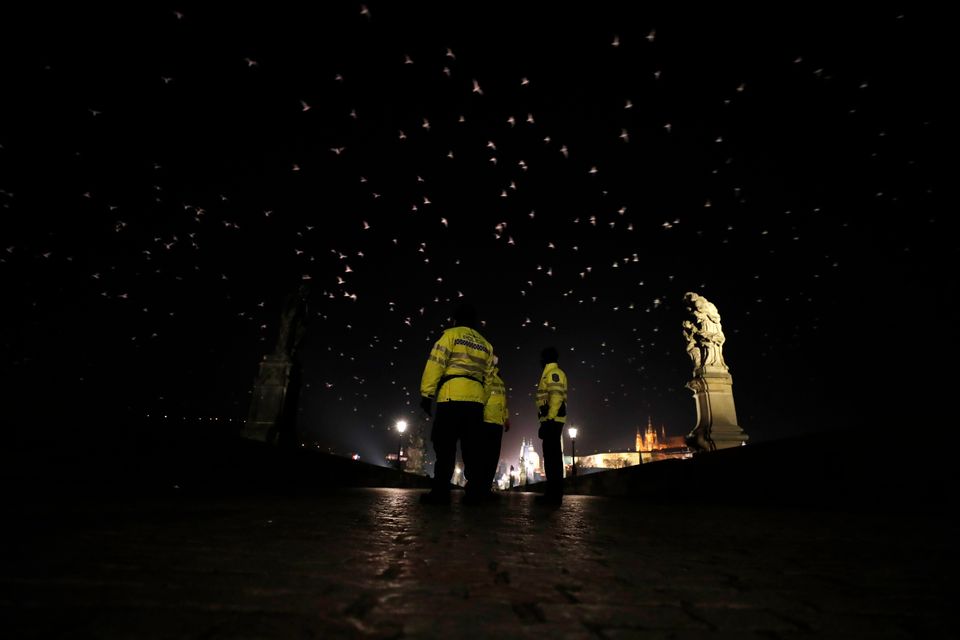 Ο πλανήτης υποδέχθηκε το 2021 και είπε 