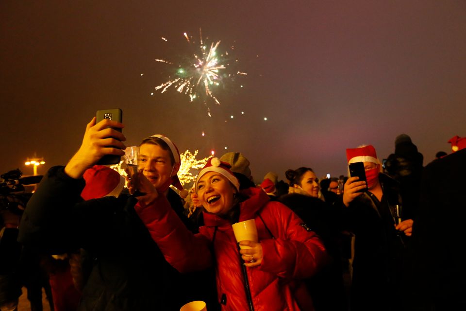 Ο πλανήτης υποδέχθηκε το 2021 και είπε 