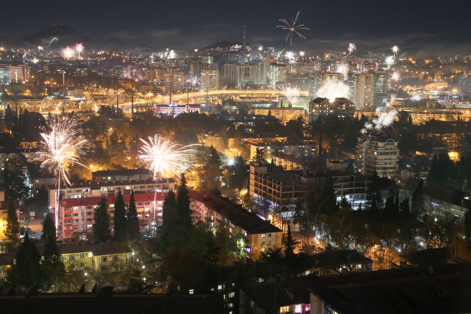 Ο πλανήτης υποδέχθηκε το 2021 και είπε 