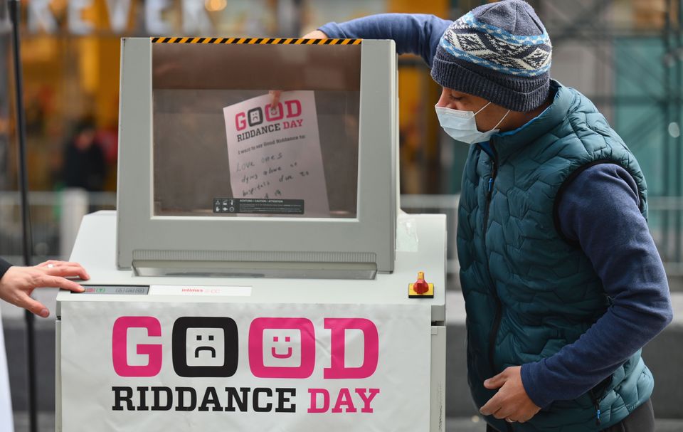 Ο πλανήτης υποδέχθηκε το 2021 και είπε 