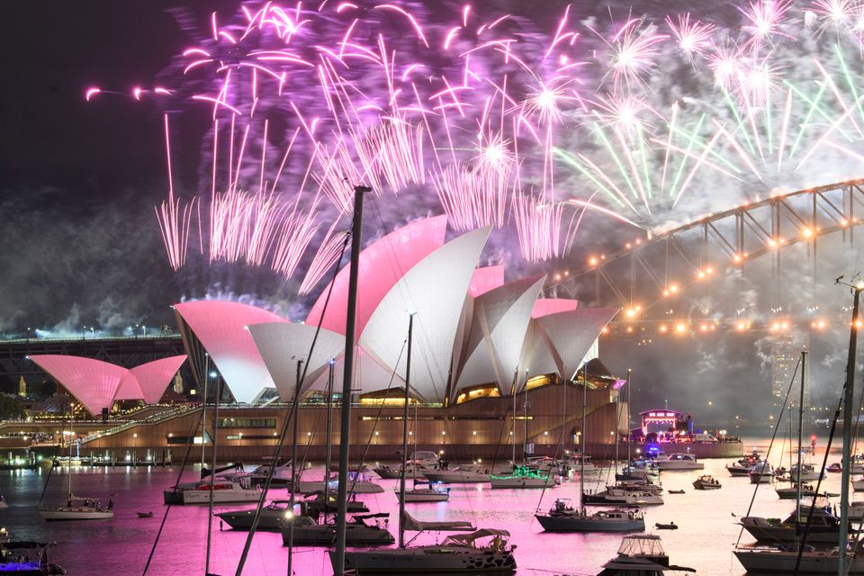 Ο πλανήτης υποδέχθηκε το 2021 και είπε 