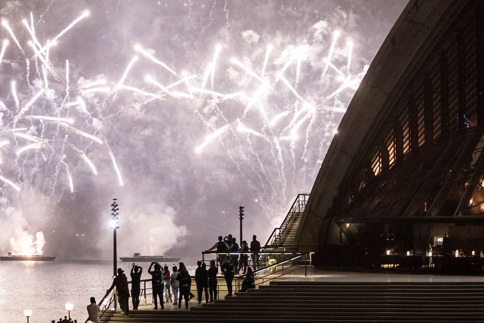 Ο πλανήτης υποδέχθηκε το 2021 και είπε 