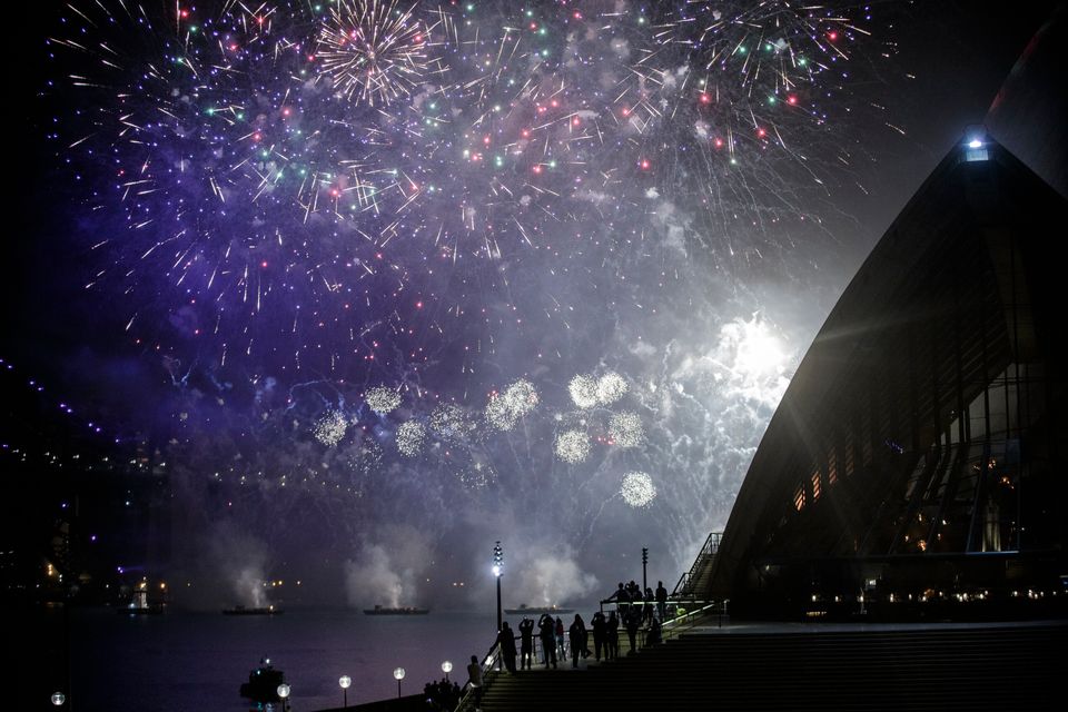 Ο πλανήτης υποδέχθηκε το 2021 και είπε 