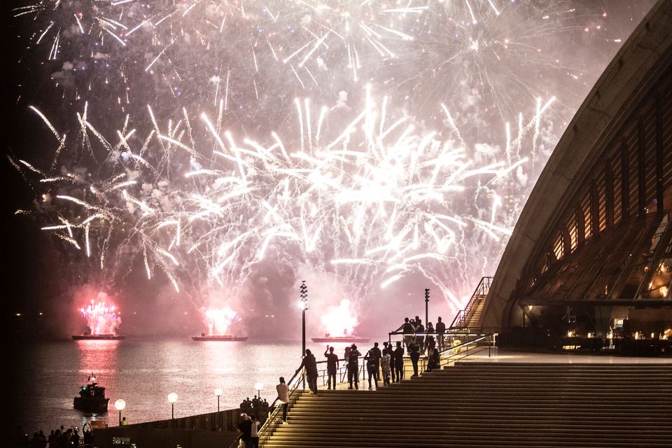 Ο πλανήτης υποδέχθηκε το 2021 και είπε 