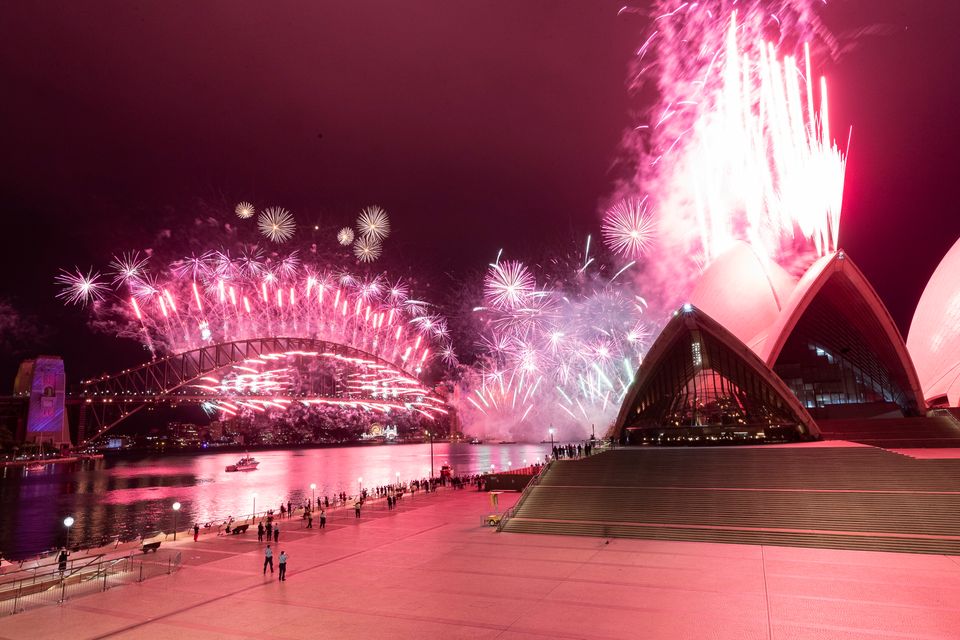 Ο πλανήτης υποδέχθηκε το 2021 και είπε 