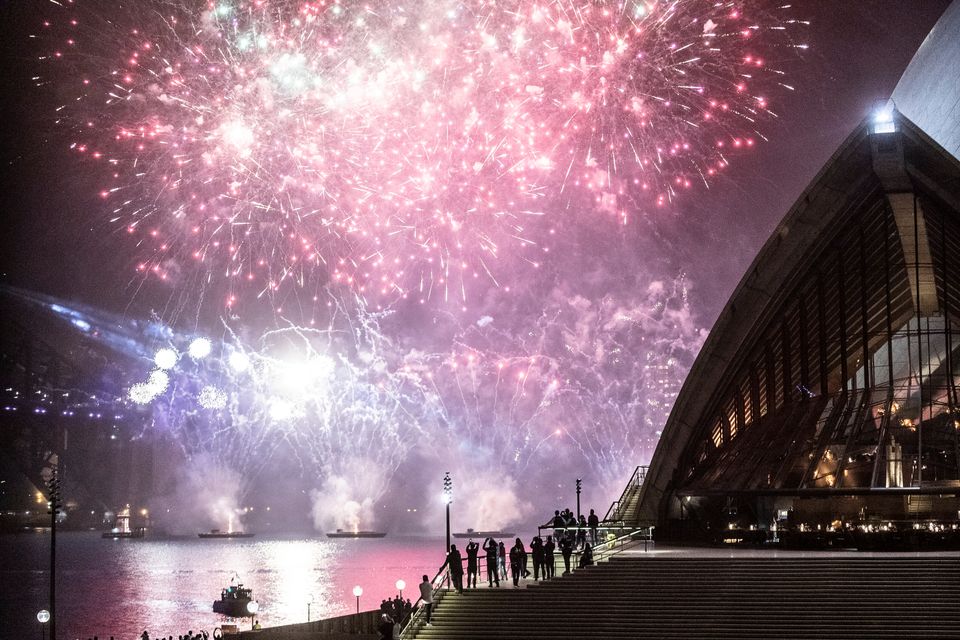 Ο πλανήτης υποδέχθηκε το 2021 και είπε 