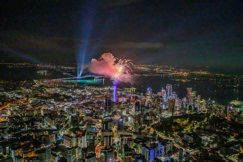 Ο πλανήτης υποδέχθηκε το 2021 και είπε 