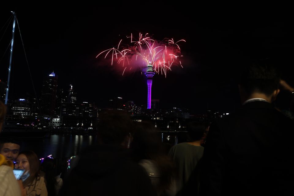 Ο πλανήτης υποδέχθηκε το 2021 και είπε 