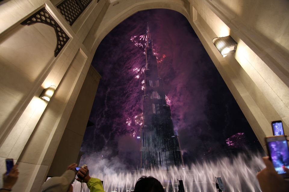 Ο πλανήτης υποδέχθηκε το 2021 και είπε 