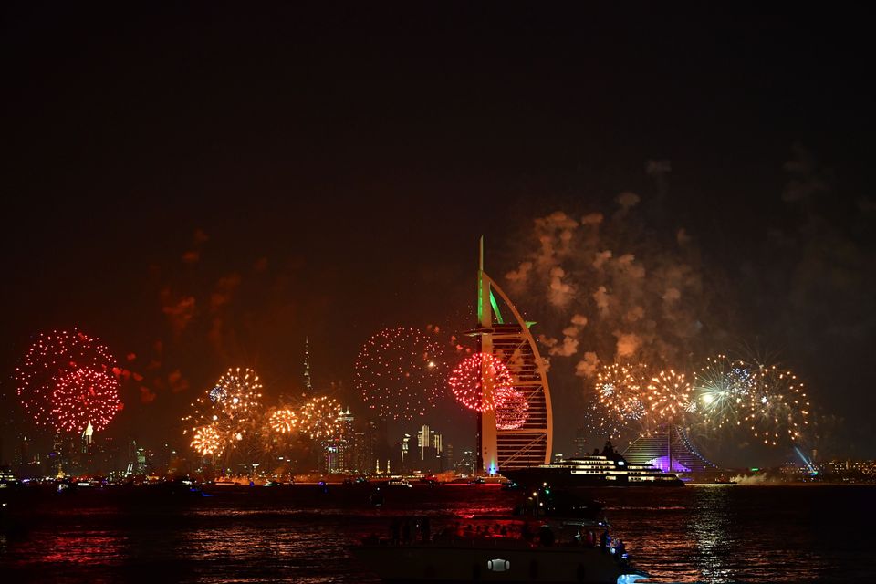 Ο πλανήτης υποδέχθηκε το 2021 και είπε 