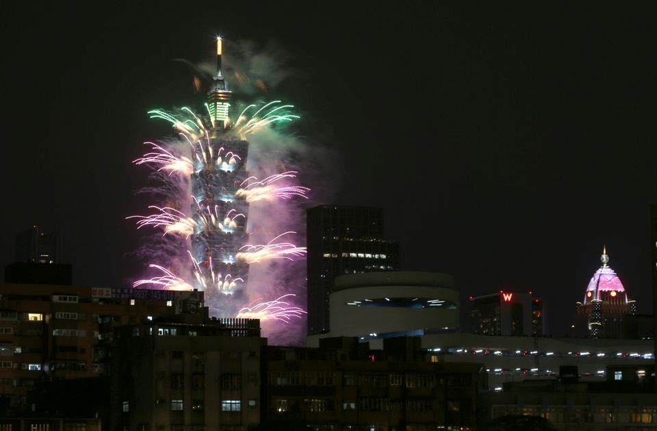 Ο πλανήτης υποδέχθηκε το 2021 και είπε 