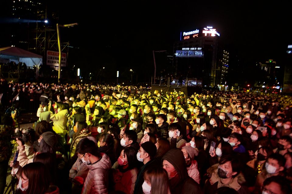 Ο πλανήτης υποδέχθηκε το 2021 και είπε 