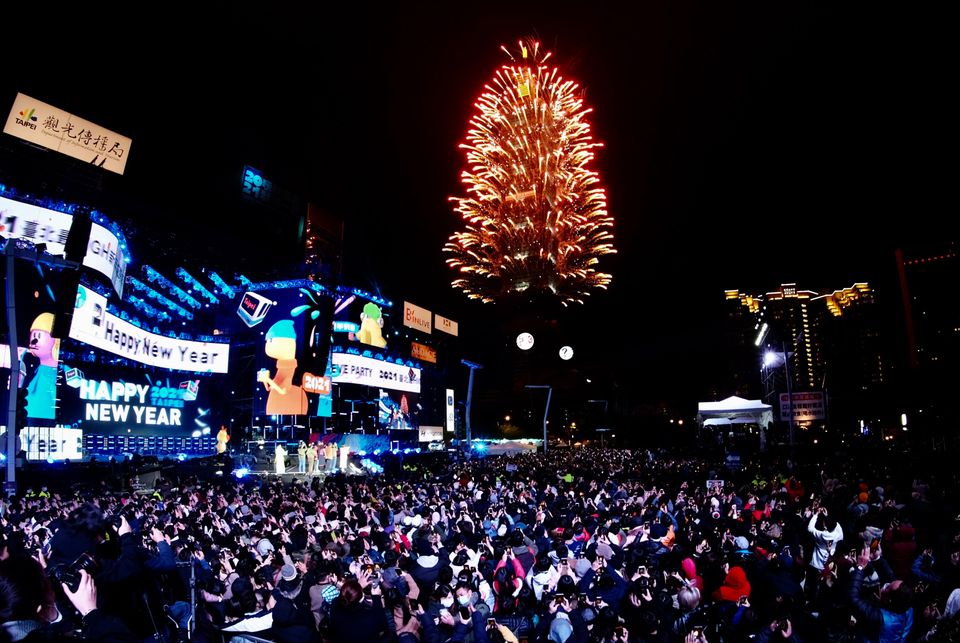 Ο πλανήτης υποδέχθηκε το 2021 και είπε 