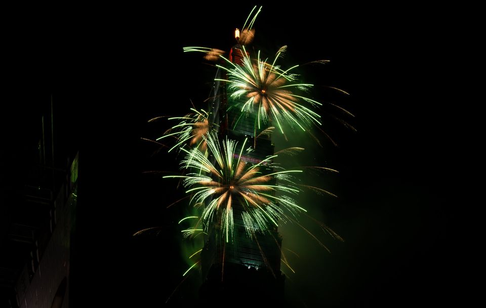 Ο πλανήτης υποδέχθηκε το 2021 και είπε 