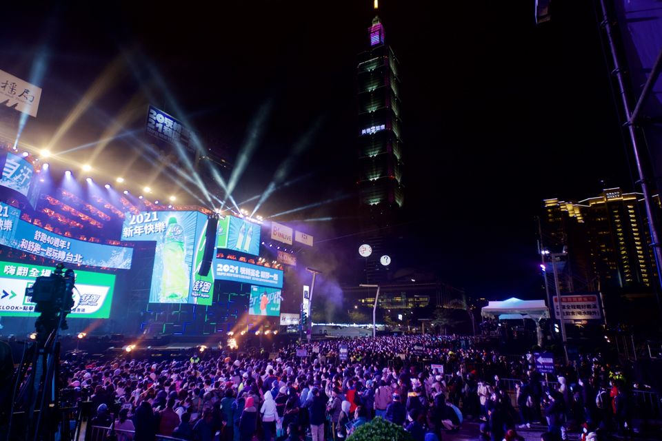 Ο πλανήτης υποδέχθηκε το 2021 και είπε 