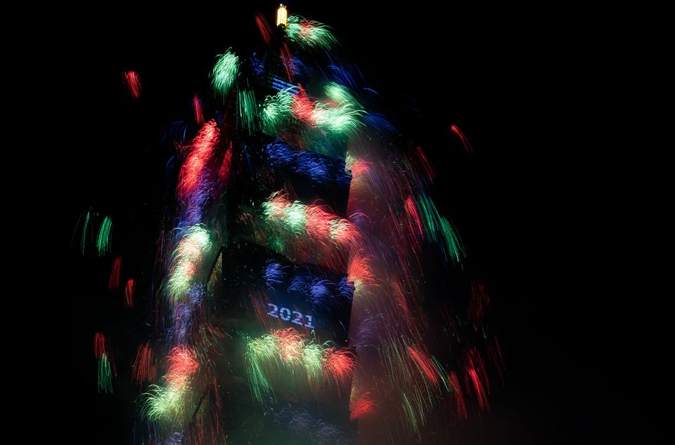 Ο πλανήτης υποδέχθηκε το 2021 και είπε 