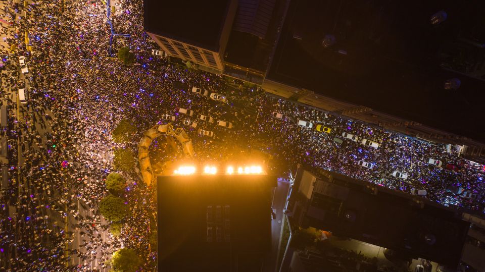 Ο πλανήτης υποδέχθηκε το 2021 και είπε 