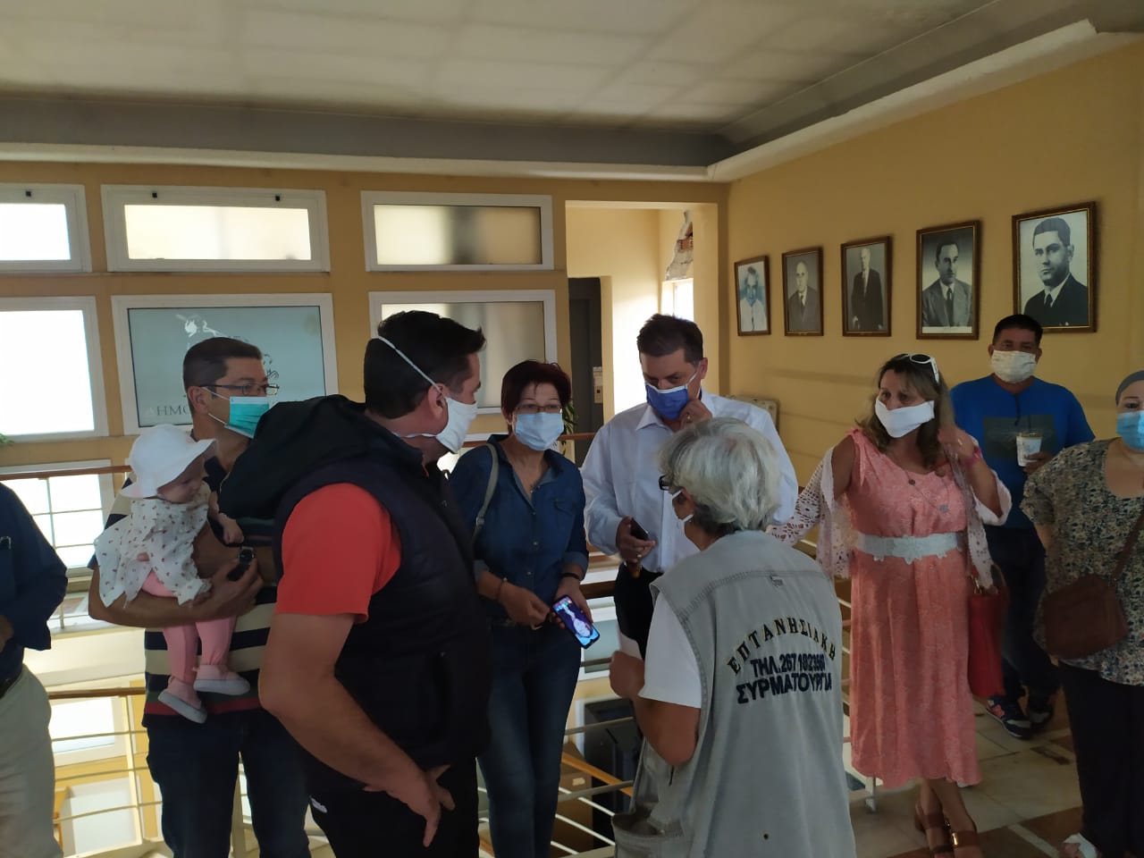 Στο δρόμο παραμένουν οι καθαρίστριες που απέλυσε η «ευαίσθητη» δημοτική αρχή Μιχαλάτου [εικόνες]