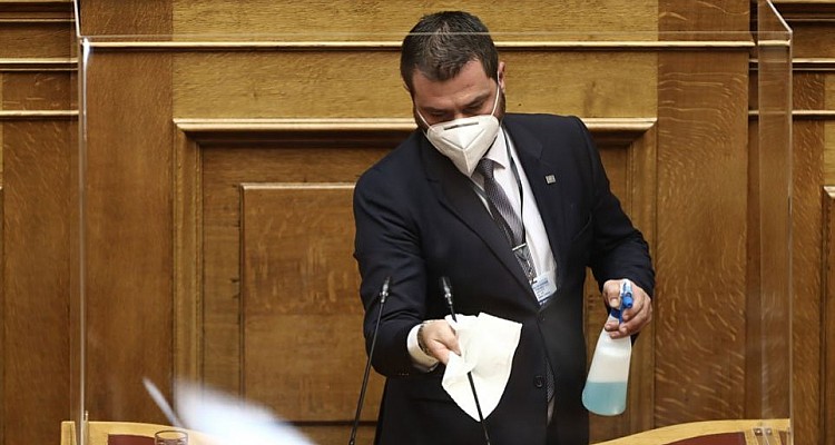 Τέσσερα κρούσματα κορoνοϊού στη Βουλή