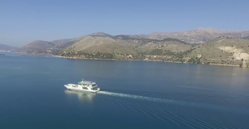 Αργοστόλι: Πετάμε πάνω από την είσοδο του λιμανιού παρέα με το φέρι του Ληξουριού [βίντεο]