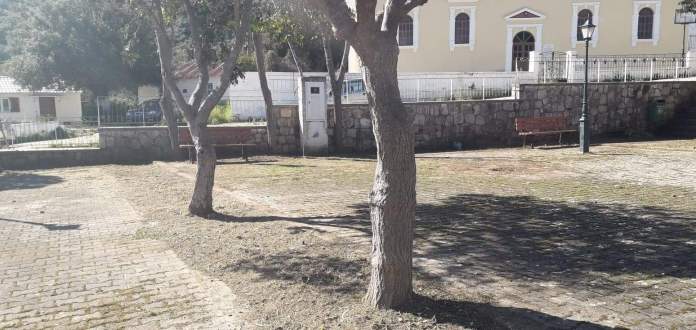 «Επιχείρηση καθαριότητας» στην Πλατεία των Πουλάτων [εικόνες]