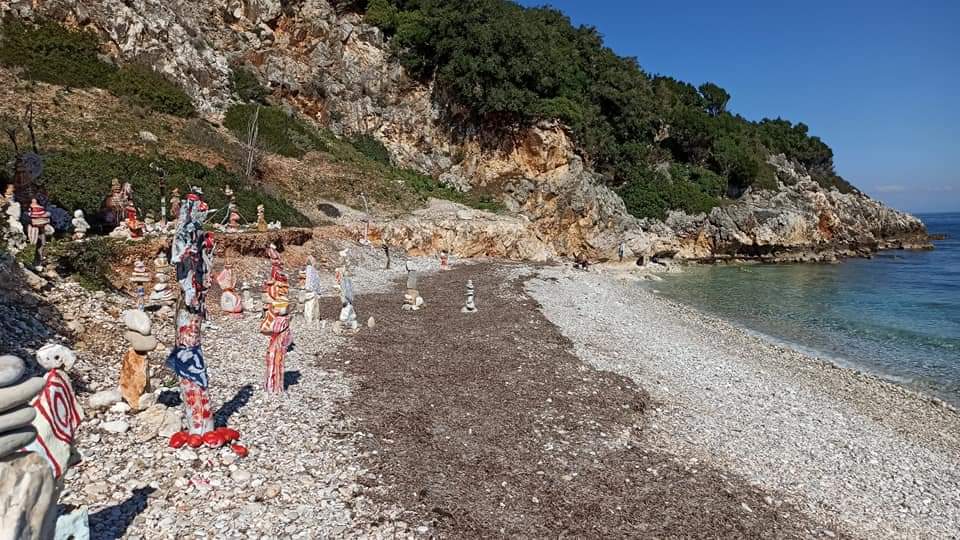 Γιάννης Θεοτοκάτος: Ο Ποριώτης δημιουργός της “Φτωχής Τέχνης” της παραλίας! [εικόνες]