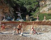 Γιάννης Θεοτοκάτος: Ο Ποριώτης δημιουργός της “Φτωχής Τέχνης” της παραλίας!