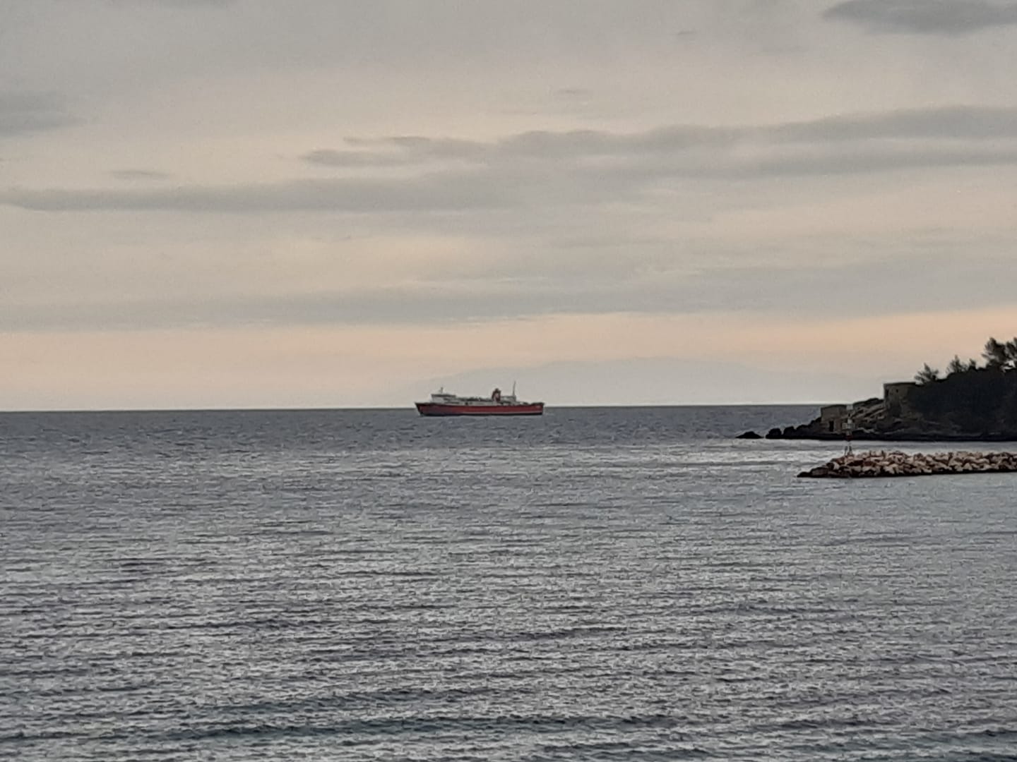 Ο Καπετάν Δημήτρης Συνοδινός μάς χαιρετά έξω από το λιμάνι του Πόρου