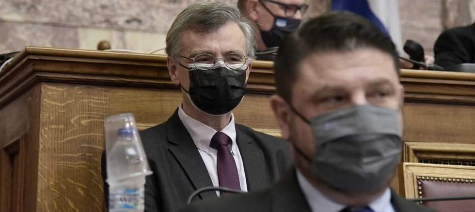 Τσιόδρας με διπλή μάσκα στη Βουλή: «Θα επικρατήσουν παντού οι μεταλλάξεις»