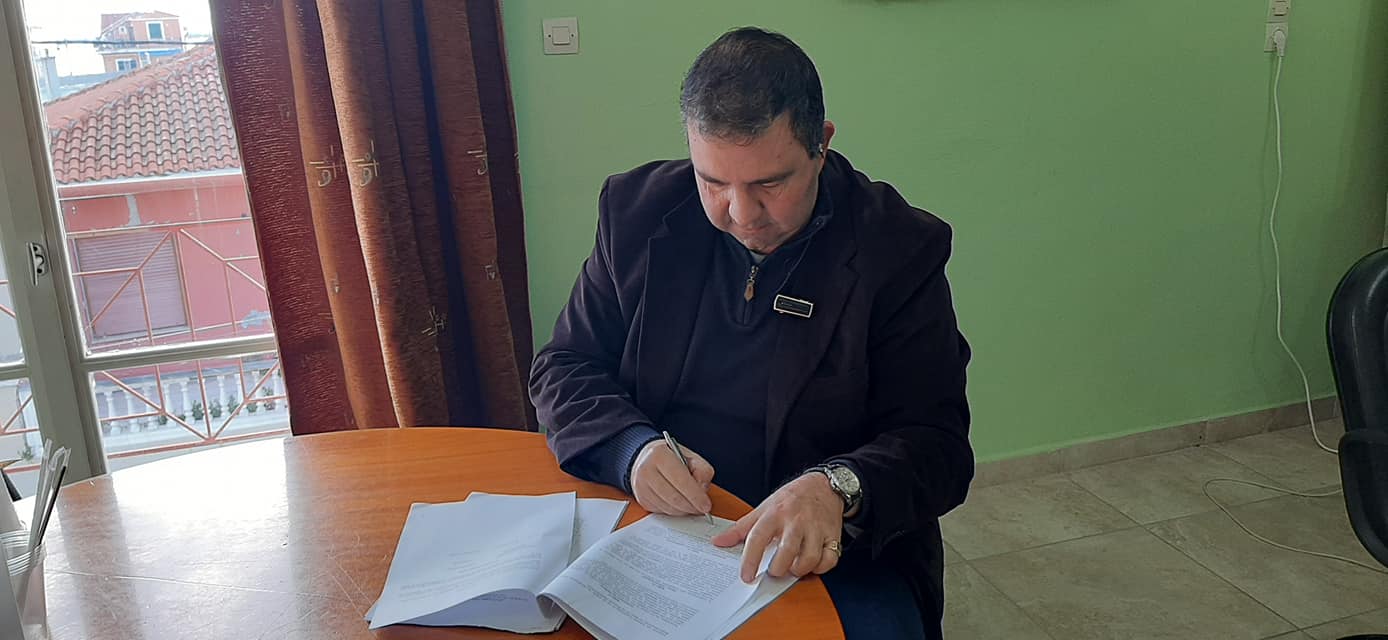 Έπεσαν υπογραφές για την επισκευή του Γυμνασίου της Αγίας Θέκλης από Τραυλό και Κατσιβέλη