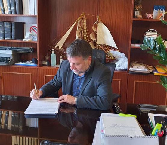 Επισκευή Γυμνασίου Αγίας Θέκλης …Ούτε ψύλλος στον κόρφο σας αν…