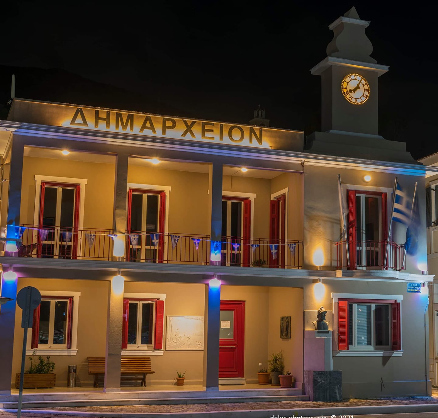 “Ντύθηκε” στα γαλάζια χρώματα της Ελληνικής σημαίας το δημαρχείο της Ιθάκης
