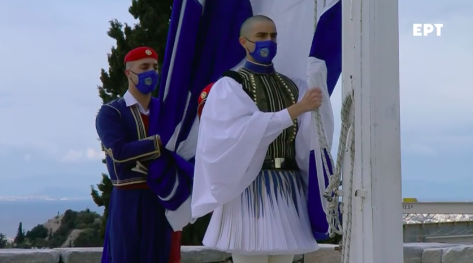 Ρίγη συγκίνησης: Έπαρση σημαίας στον Ιερό Βράχο της Ακρόπολης [βίντεο]