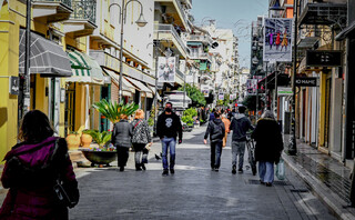 Τα αρνητικά ρεκόρ κρουσμάτων και διασωληνωμένων ανατρέπουν το άνοιγμα καταστημάτων, εστίασης και σχολείων