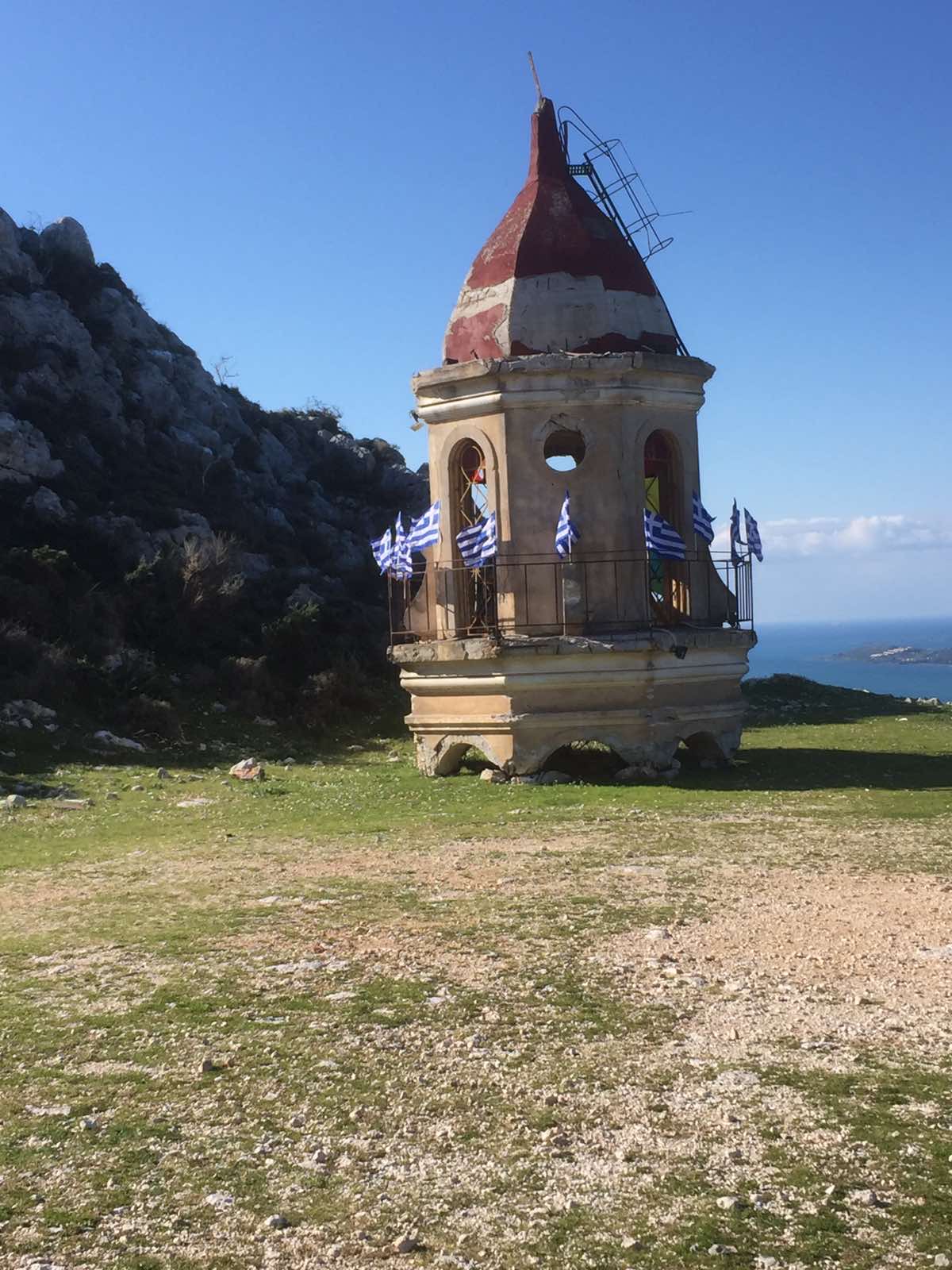 Το σεισμόπληκτο καμπαναριό των Κουρουκλάτων ντύθηκε με την γαλανόλευκη [εικόνες]