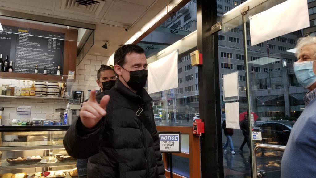 Άνοιξαν πάλι οι πόρτες στο “810 Deli & Cafe” του Γιάννη Ζαπάντη – Ας κάνουμε μαζί μια προσευχή…