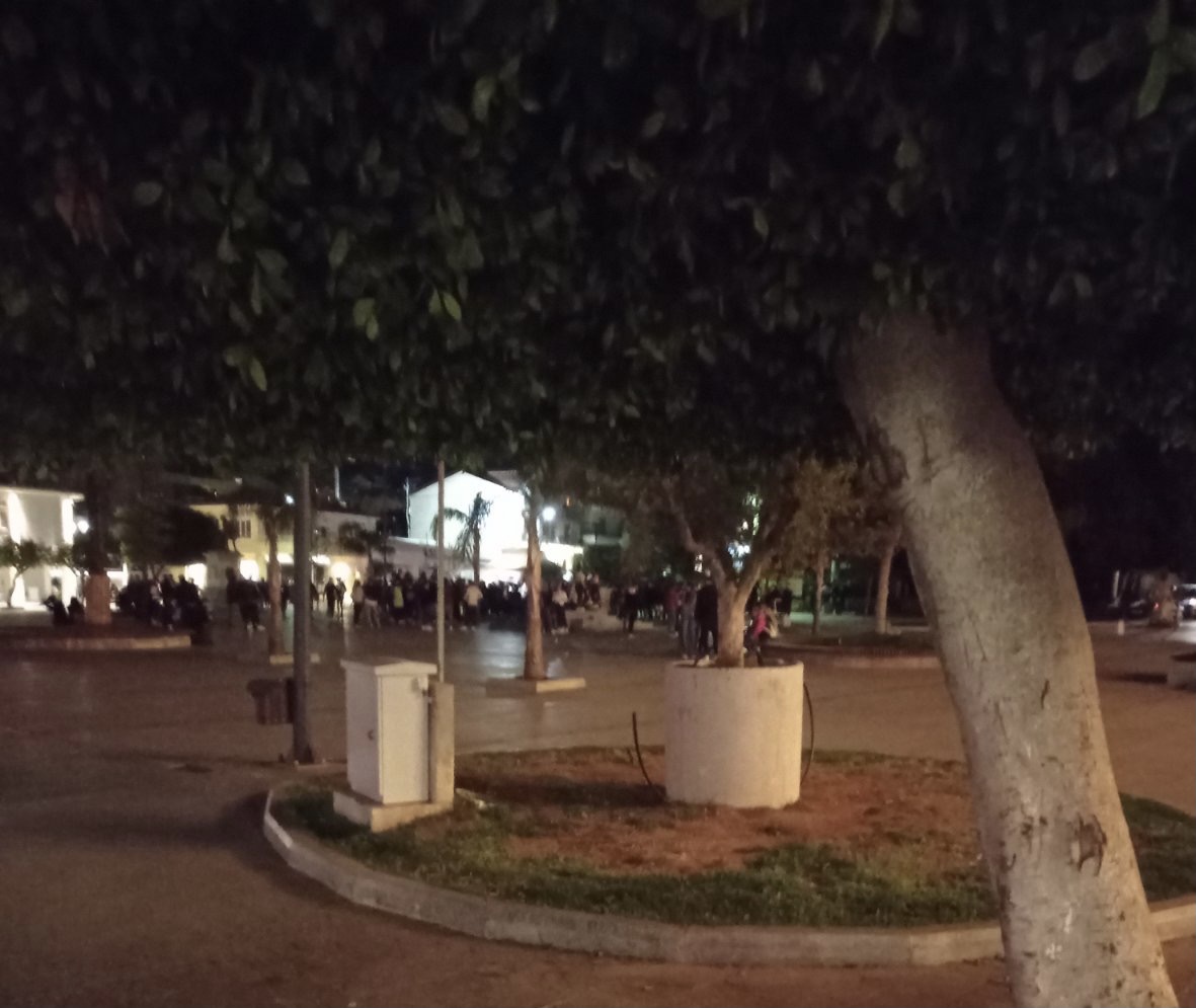 Απίστευτες εικόνες συνωστισμού σε κορονο πάρτι μετά μουσικής στην πλατεία Βαλλιάνου