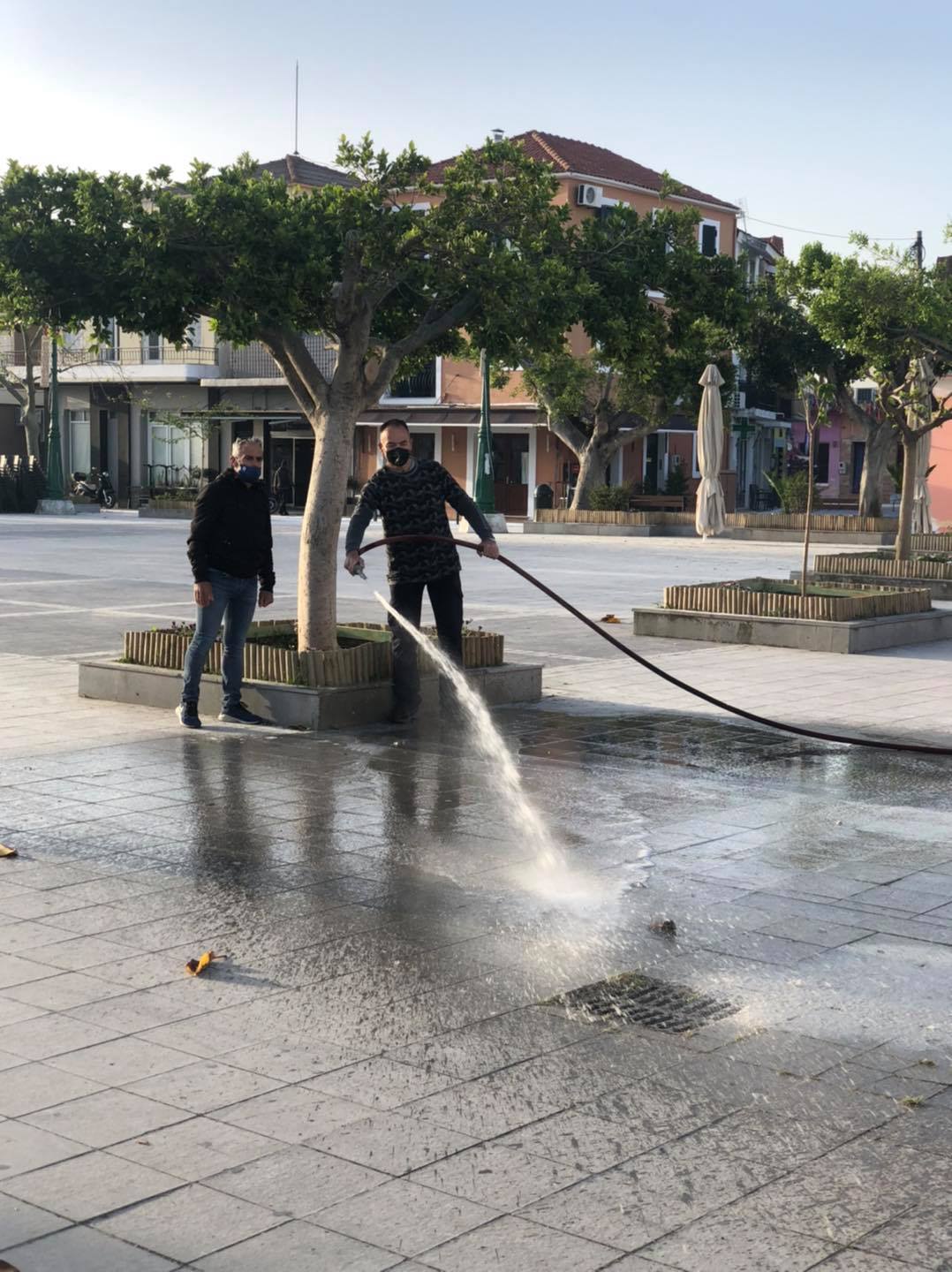Γέμισαν με παρτέρια τα λουλούδια στην πλατεία Ληξουρίου [εικόνες]