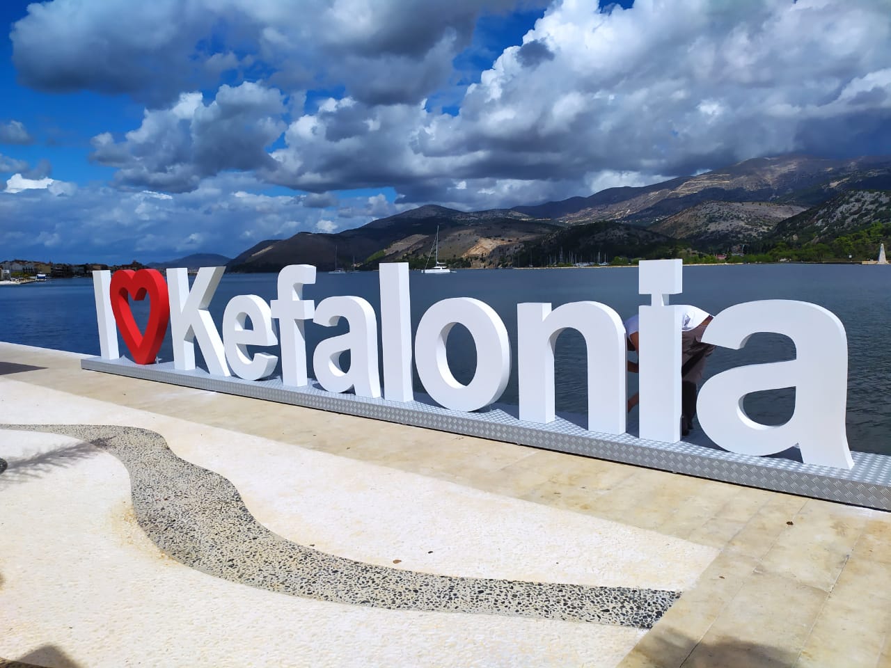 Ηλίας Μπεριάτος: Το κίτς στο Αργοστόλι (I Love Kefalonia)