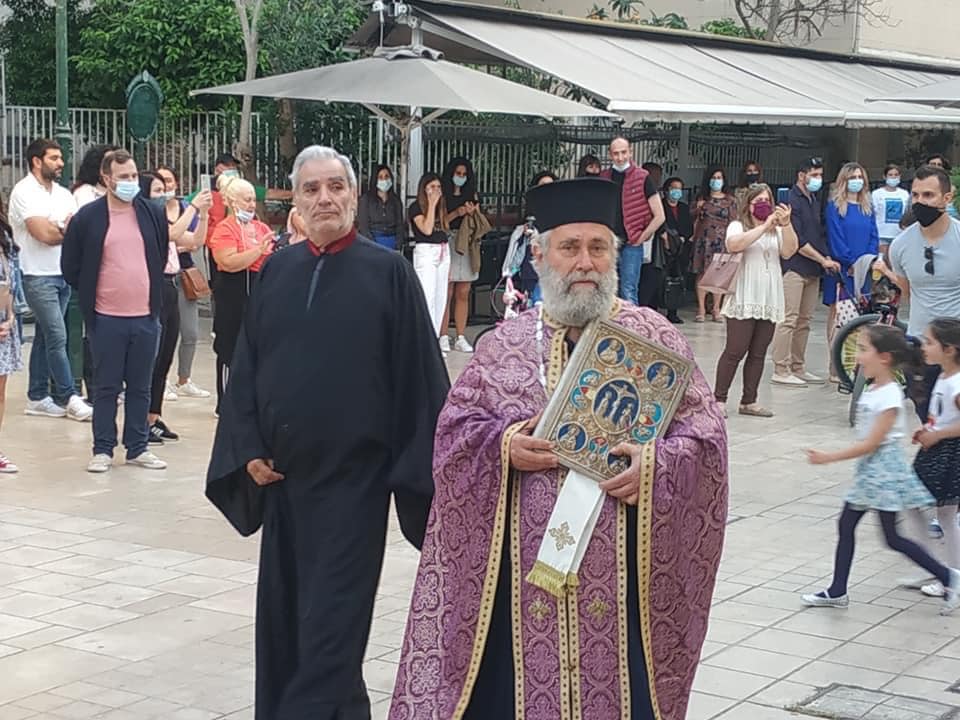 Κατάνυξη: Η περιφορά του Επιταφίου έξω από τον Άγιο Σπυρίδωνα στο Λιθόστρωτο [εικόνες]