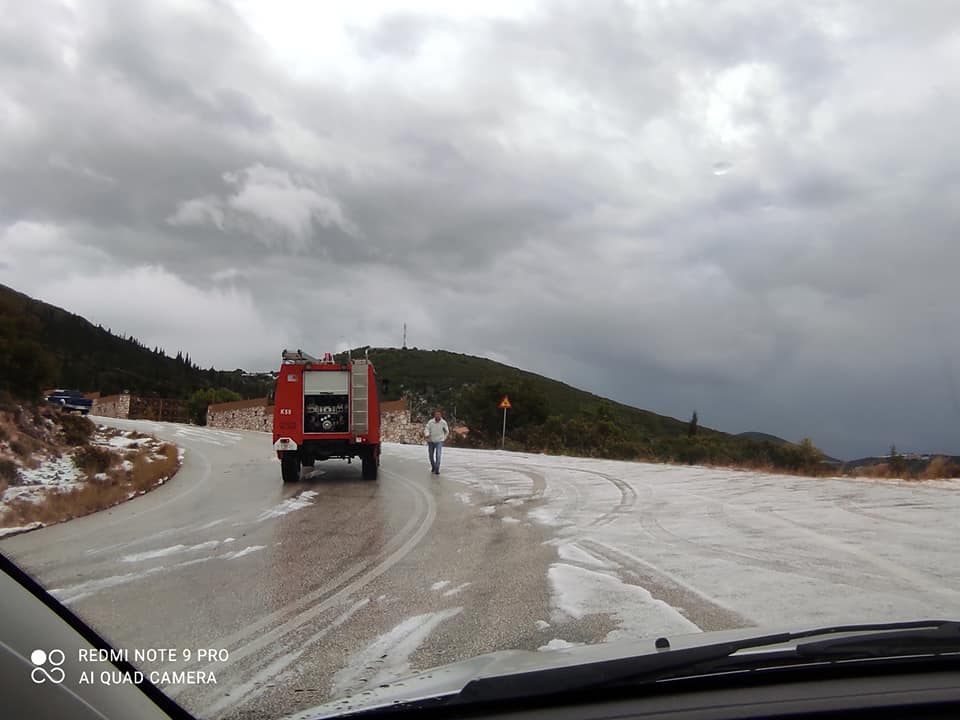 Απίστευτες εικόνες από τη χαλαζόπτωση σε όλη την Κεφαλονιά –Το έστρωσε κανονικά σε πολλά σημεία του νησιού