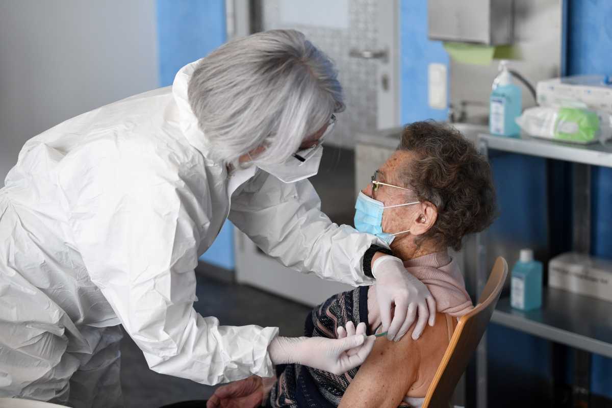 Κορονοϊός: Στο 95% η αποτελεσματικότητα του εμβολίου των Pfizer/BioNTech – Πότε μειώνεται