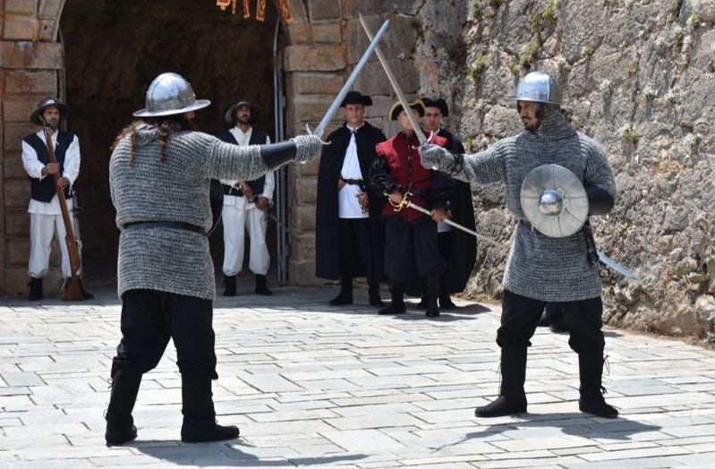 Aναπαράσταση της αλλαγής φρουράς στo ενετικό κάστρο της Άσσου [εικόνες]
