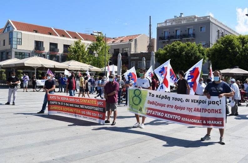 Απεργιακές κινητοποιήσεις στο Αργοστόλι κατά του εργασιακού Νομοσχεδίου – ‘’Οριστικά στα σκουπίδια το νομοσχέδιο’’, φώναξαν οι συγκεντρωμένοι [εικόνες]