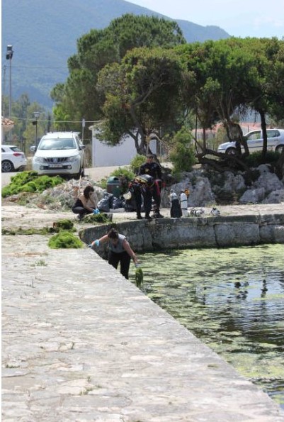Φορέας Διαχείρισης και εθελοντές έκαναν “λαμπίκο” τη λίμνη του Καραβόμυλου [εικόνες]