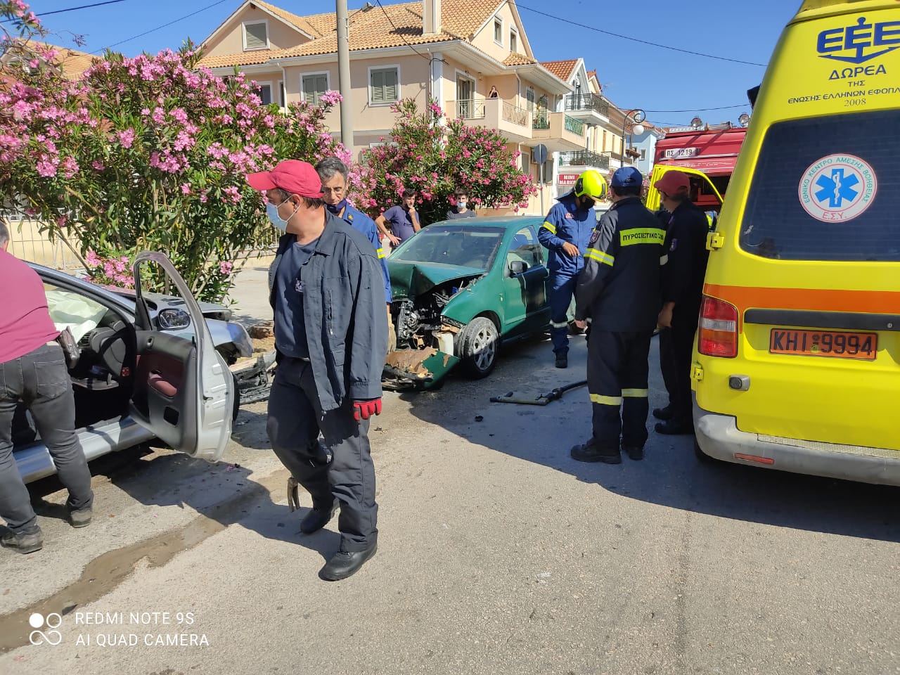 ΙΧ έπεσε σε σταθμευμένο αυτοκίνητο στην Ριζοσπαστών στο Αργοστόλι [εικόνες]