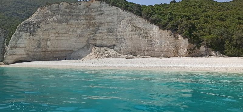 Κρουαζιέρα στα καταγάλανε νερά της Κεφαλονιάς: Αγία Κυριακή – Καμάρι – Γαλάζιο – Φτέρη – Αμίδι [εικόνες]