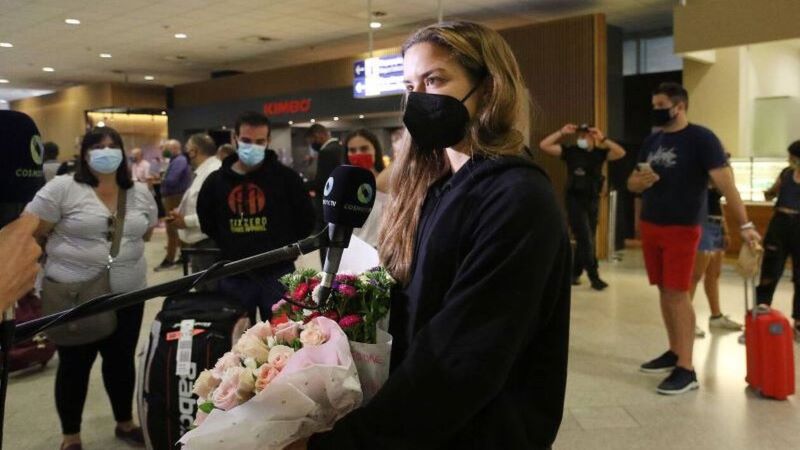 Μαρία Σάκκαρη: Επιστροφή στην Αθήνα με αγκαλιές και συγκίνηση – Η ατάκα για Τσιτσιπά και Τόκιο