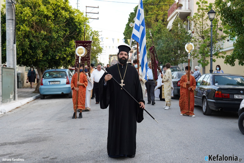 Μεγάλες τιμές στον Άγιο του Ληξουρίου -Η περιφορά των Λειψάνων του Αγίου Παναγή του Μπασιά στα σοκάκια της πόλης [εικόνες]